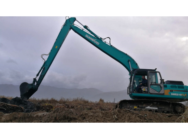 Excavator senile SUNWARD SWE 215FLR - brat lung 14m taluzare si decolmatari de vanzare